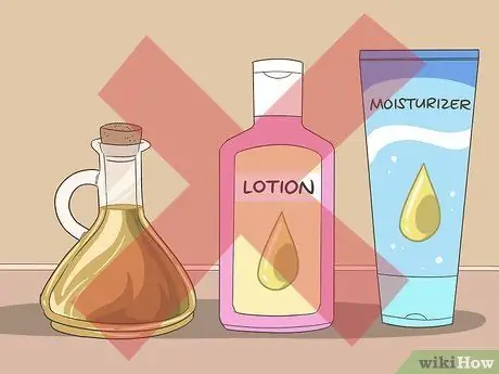 Лечить грибковые прыщи на спине Шаг 8