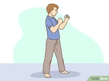 Используйте передний удар для самообороны Шаг 2