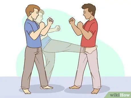 Используйте передний удар для самообороны Шаг 7