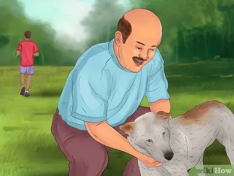 Не позволяйте собаке бросаться на машины и людей Шаг 5