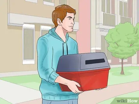 Обучите щенка или помогите ему перестать плакать, когда он заперт или на улице Шаг 8