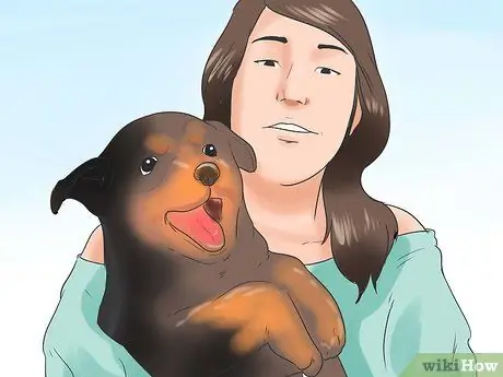 Обучите щенка или помогите ему перестать плакать, когда он заперт или на улице Шаг 5