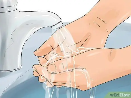 Ухаживайте за птенцом, если мама уходит Шаг 4