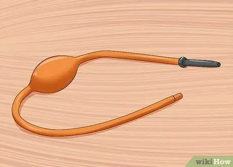 Сделайте кошке клизму дома Шаг 6