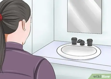 Сделайте кошке клизму дома Шаг 7