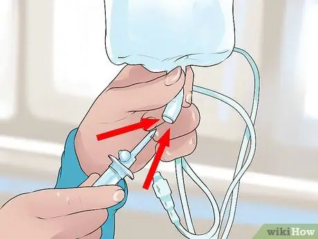 Дать кошке подкожные жидкости Шаг 3