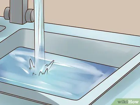 Лечить вшей у кошек Шаг 18