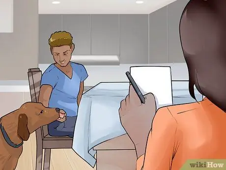 Получите родственника, чтобы прекратить кормить собаку столовый корм Шаг 1