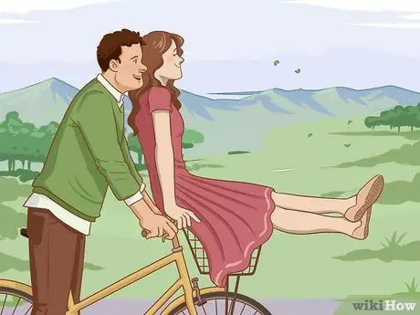 Будьте более общительными со своим парнем, шаг 1