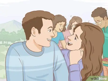 Будьте более общительными со своим парнем Шаг 8