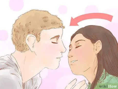 Поцелуй мальчика в первый раз Шаг 6