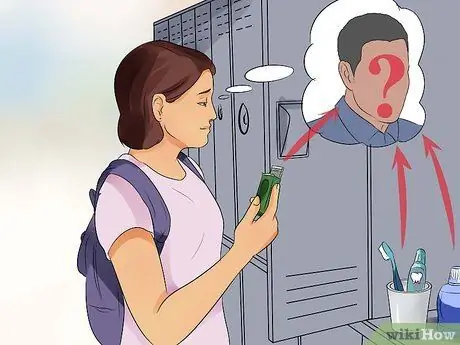 Скажите кому-нибудь, что у него неприятный запах изо рта Шаг 10