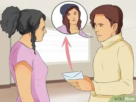 Скажите кому-нибудь, что у него неприятный запах изо рта Шаг 12