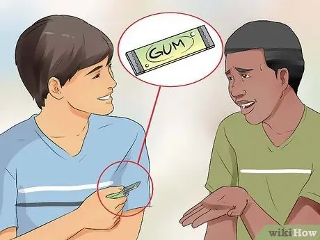 Скажите кому-нибудь, что у него неприятный запах изо рта, шаг 2