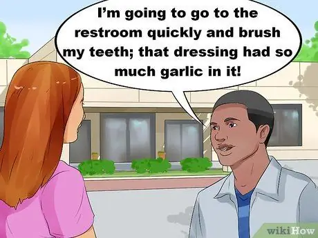 Скажите кому-нибудь, что у него неприятный запах изо рта Шаг 4