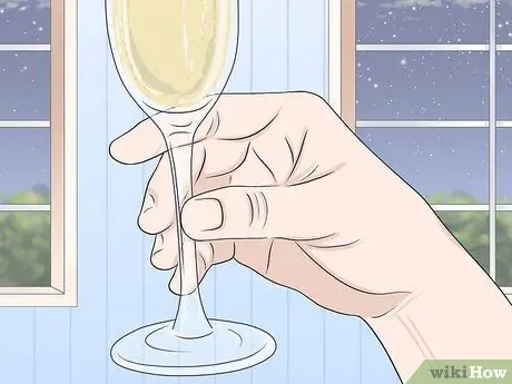Держите бокал с шампанским Шаг 1