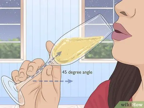 Держите бокал с шампанским Шаг 3