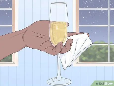 Держите бокал с шампанским Шаг 4