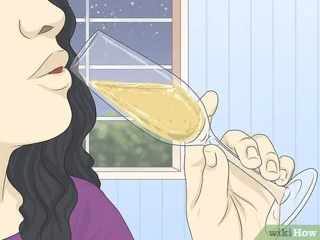 Держите бокал с шампанским Шаг 5