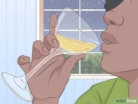 Держи бокал с шампанским Шаг 6