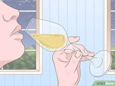 Держи бокал с шампанским Шаг 7