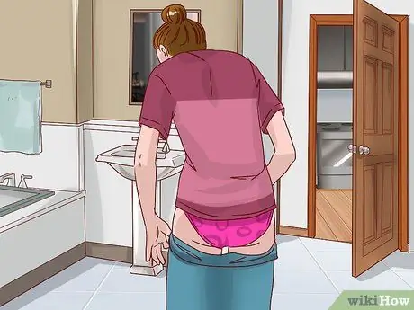 Справиться, если вы писаете, смеясь на публике, шаг 3