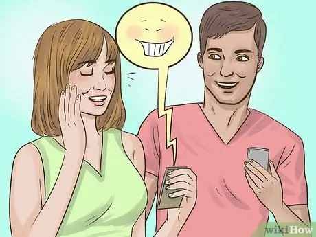 Как реагировать, когда собеседник все время сидит на телефоне Шаг 2