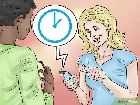 Реагируйте, когда собеседник все время сидит на телефоне Шаг 4