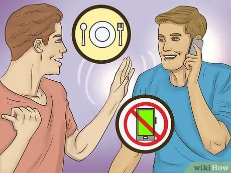 Как реагировать, когда собеседник все время сидит на телефоне Шаг 7