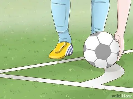 Стрелять в угол в футболе, шаг 2