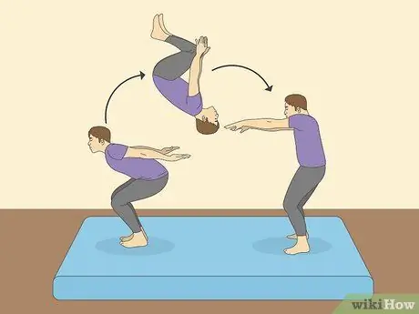 Бэкфлип с приподнятой платформы Шаг 6