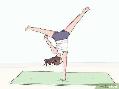 Сделайте Венди (навык гимнастики) Шаг 9