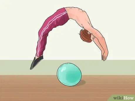 Выполните прыжок руками с высокой спинкой, шаг 3