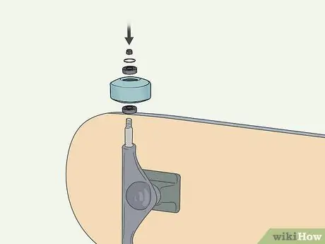 Ставьте грузовики на скейтборд Шаг 13