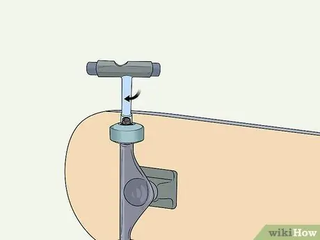 Ставьте грузовики на скейтборд Шаг 14