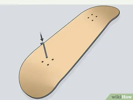 Ставьте грузовики на скейтборд Шаг 7