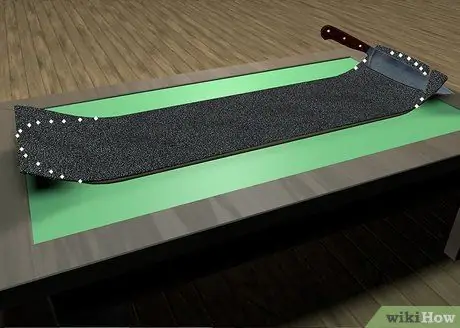 Наклейте клейкую ленту на скейтборд Шаг 10