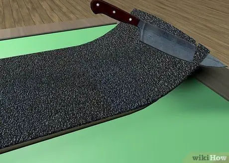 Наклейте клейкую ленту на скейтборд Шаг 11