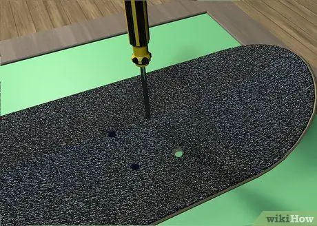 Наклейте клейкую ленту на скейтборд Шаг 13