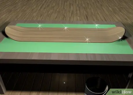 Наклейте клейкую ленту на скейтборд Шаг 4