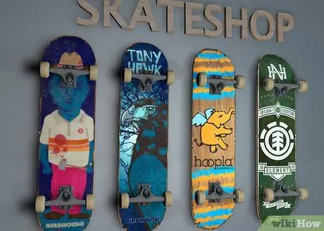 Наклейте клейкую ленту на скейтборд Шаг 5