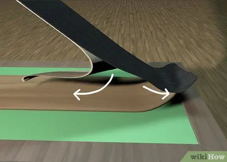 Наклейте клейкую ленту на скейтборд Шаг 7