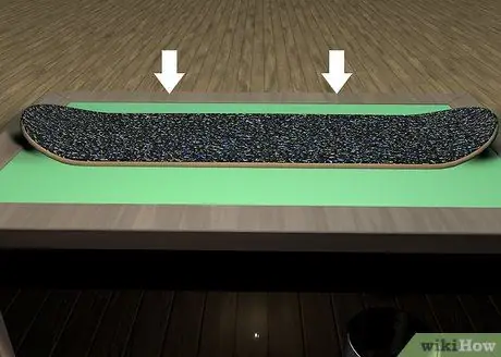 Наклейте клейкую ленту на скейтборд Шаг 8