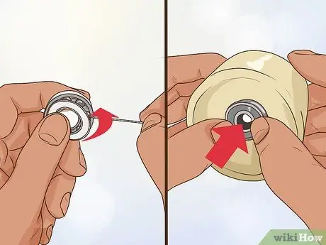 Извлеките подшипники из колес скейтборда Шаг 11