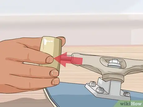 Извлеките подшипники из колес скейтборда Шаг 2