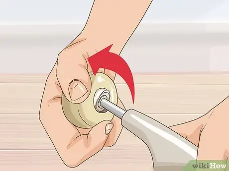 Извлеките подшипники из колес скейтборда Шаг 3