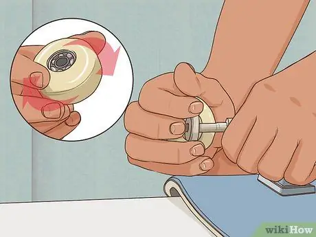 Извлеките подшипники из колес скейтборда Шаг 4