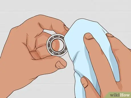 Извлеките подшипники из колес скейтборда Шаг 5