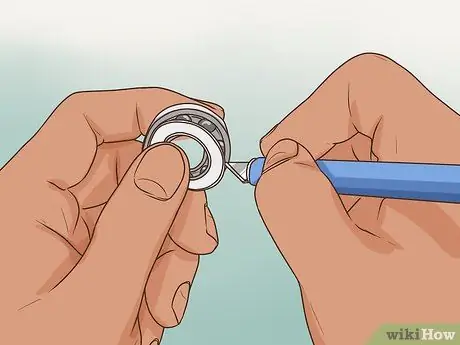 Извлеките подшипники из колес скейтборда Шаг 6