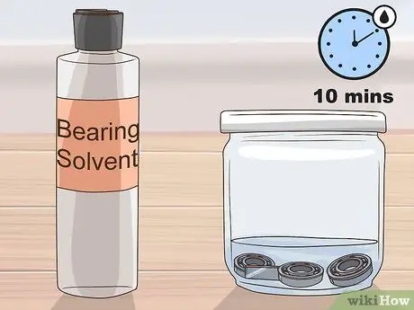 Извлеките подшипники из колес скейтборда Шаг 7